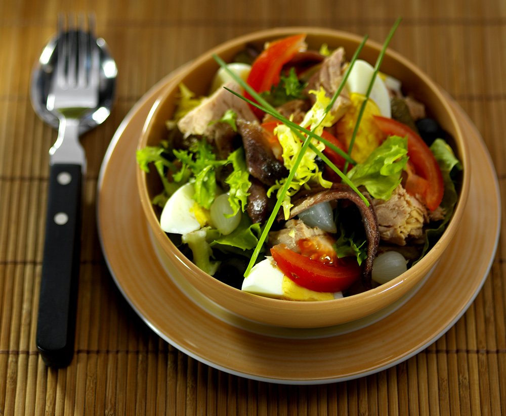 Salade niçoise met tonijn, ei, ansjovis en tomaat
