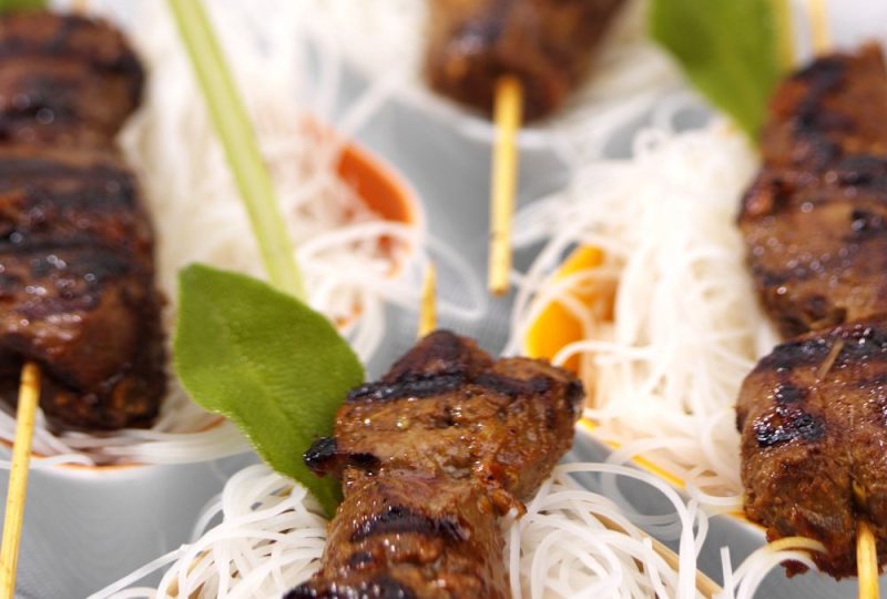 Gegrilde saté-spiesjes op rijstnoedels met citroengras
