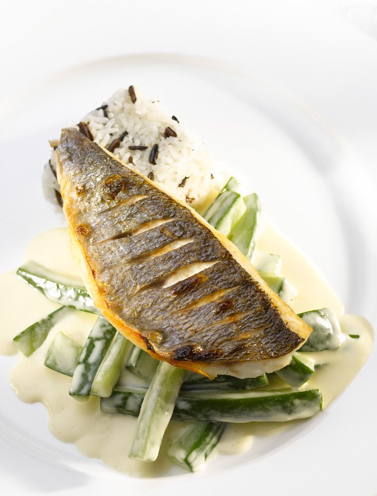 Gebakken zeebaarsfilet op romige courgette met wilde rijst