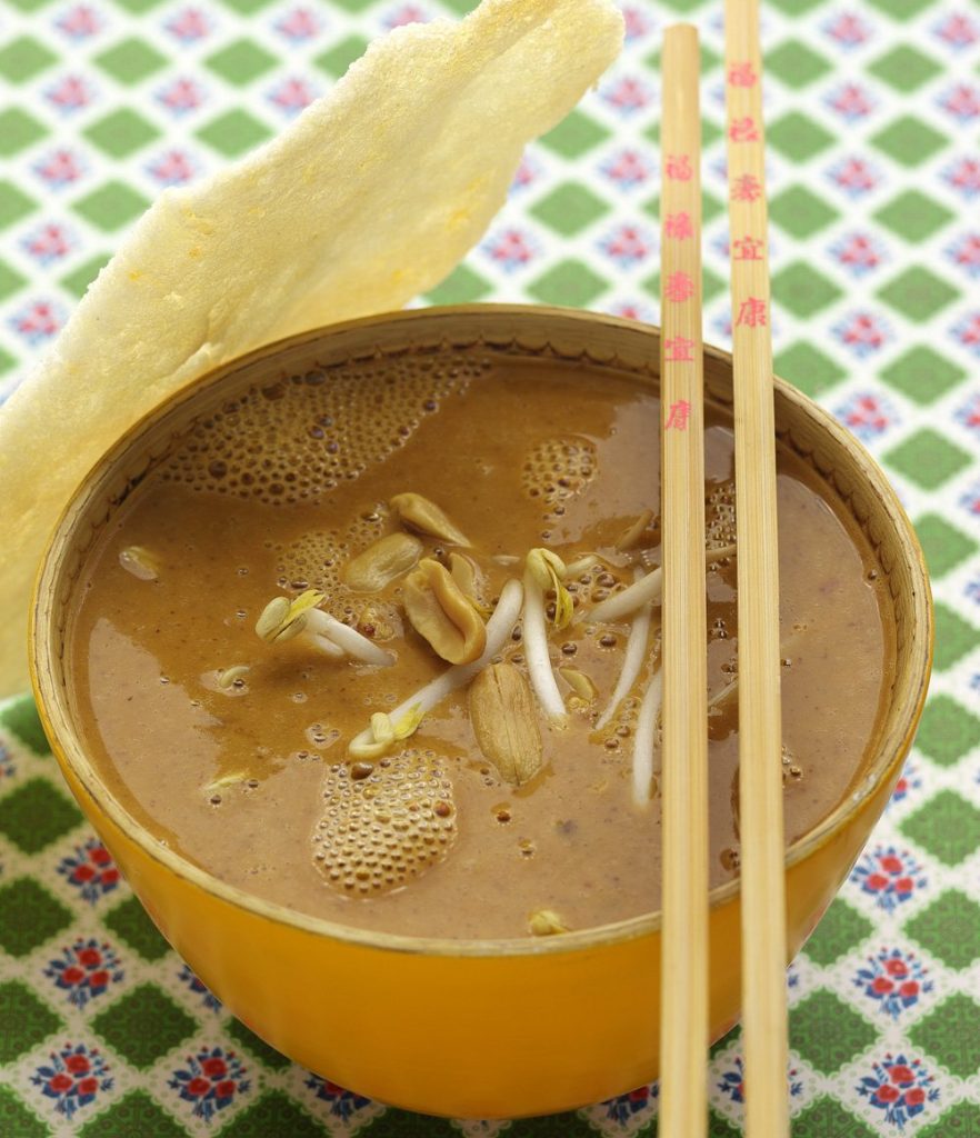 Pindasoep met taugé en kroepoek