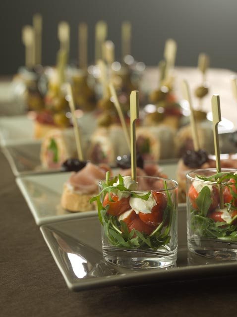 Hapjes en amuses in glaasjes op een buffet