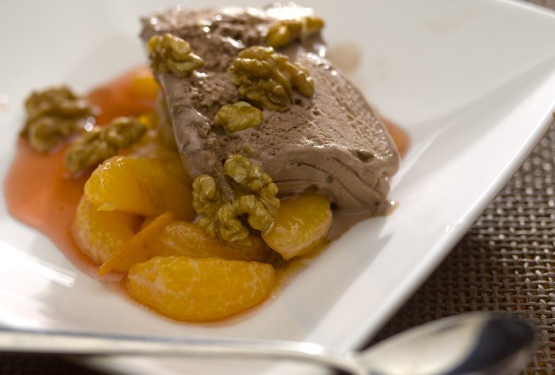 Chocolade-ijs met mandarijn en walnoten