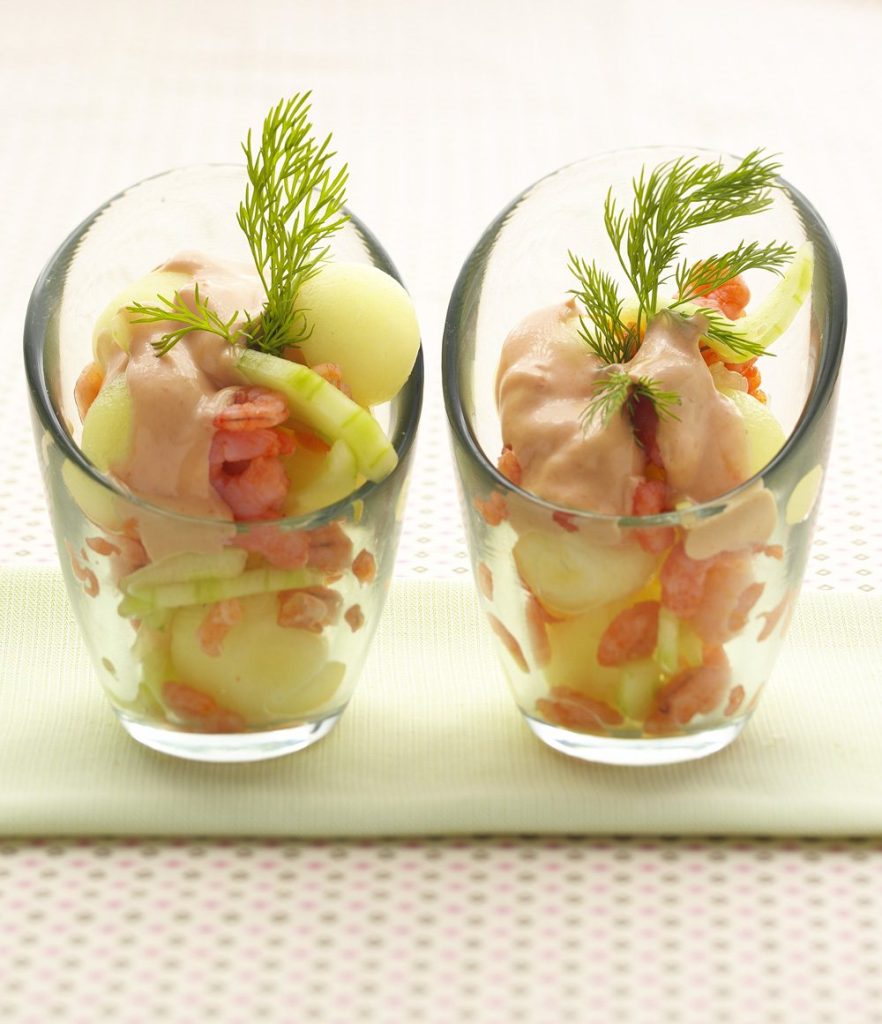 Garnalencocktail met meloen en komkommer in glazen