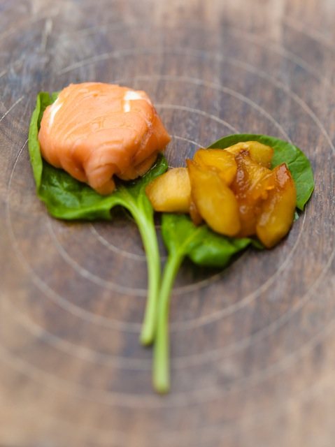 Zalm met gebakken appel op spinazieblad
