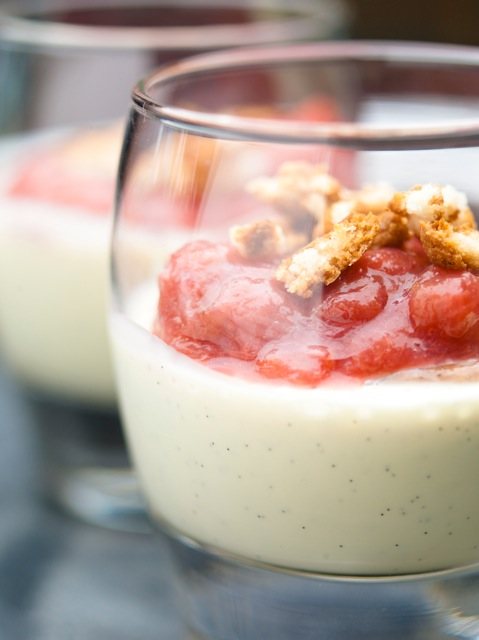 Vanillepudding met rabarbercompote en crumble