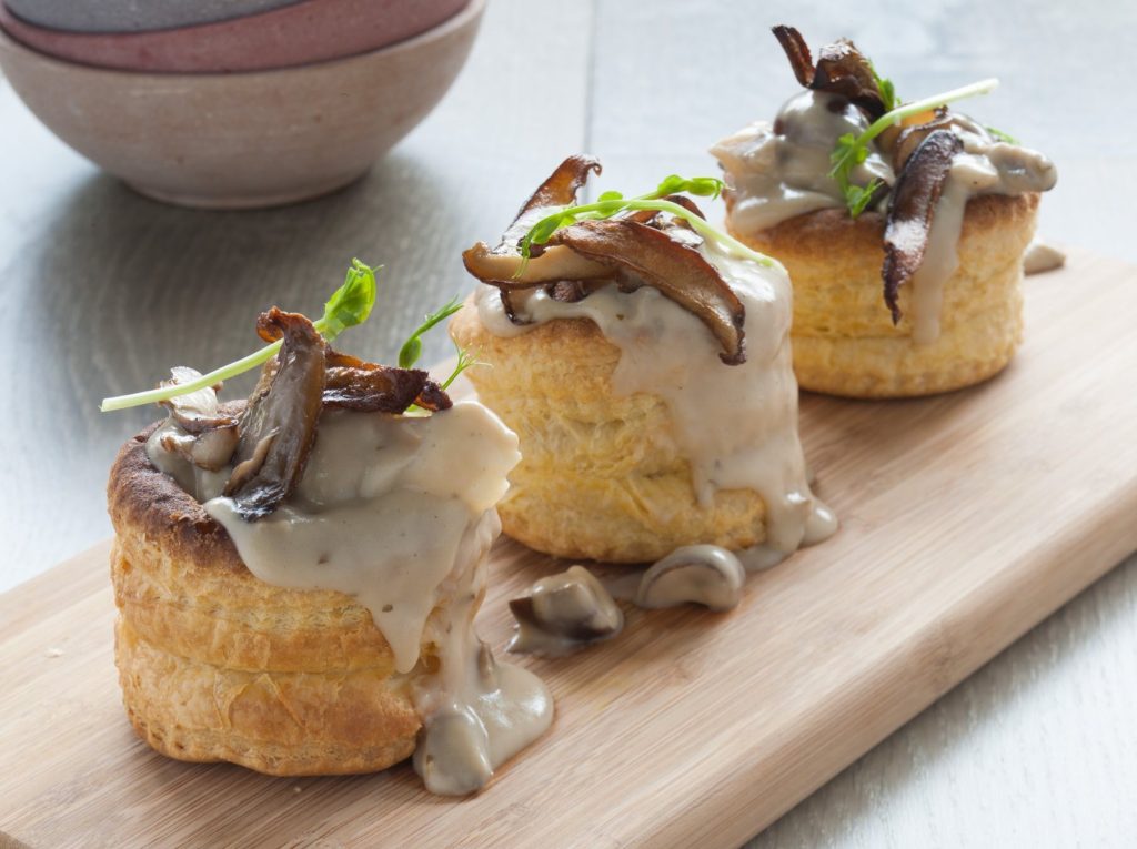 Pasteitjes met paddenstoelenragout en erwtenscheuten